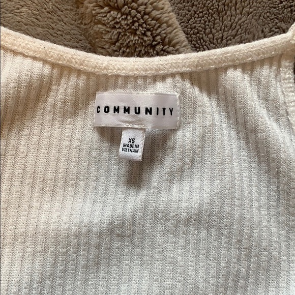 Aritzia community crop top - Picture 2 of 2